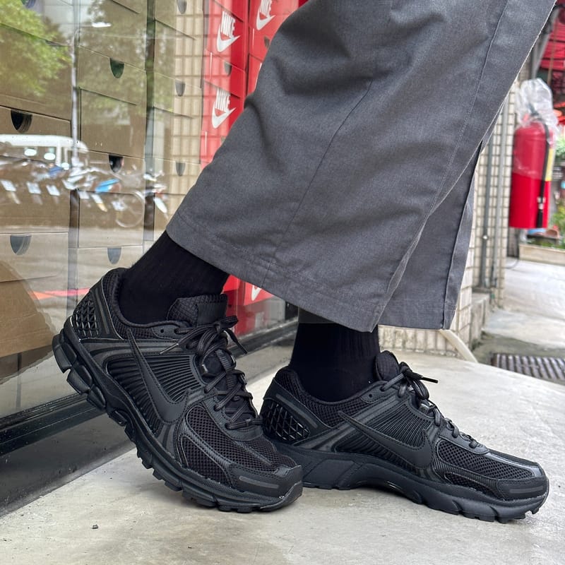 Nike Vomero 5 Triple Black